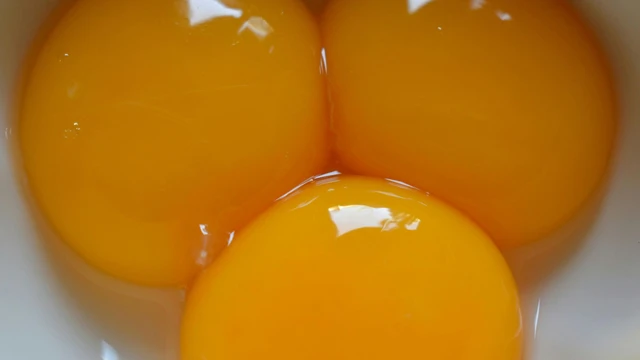 bai-viet/5-nhom-nguoi-nen-han-che-an-trung-muoi-de-tranh-hai-suc-khoe.html