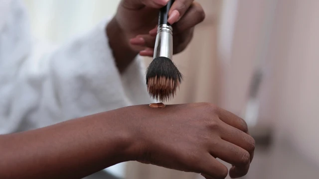 bai-viet/5-sai-lam-de-mac-khi-trang-diem-khien-da-ngay-cang-te.html