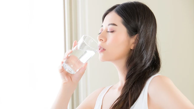 bai-viet/5-sai-lam-khi-uong-nuoc-dang-am-tham-huy-hoai-than.html