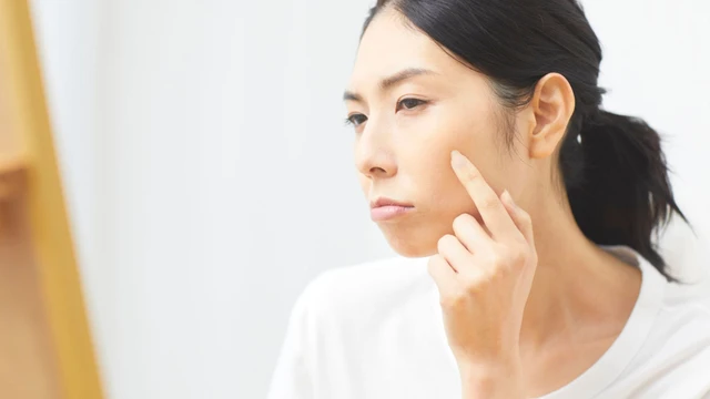 bai-viet/6-dac-diem-tren-khuon-mat-khien-ban-trong-gia-truoc-tuoi.html