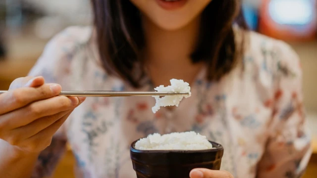 bai-viet/6-sai-lam-khi-an-com-vo-cung-hai-suc-khoe.html