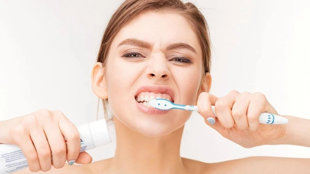 bai-viet/6-thoi-quen-hang-ngay-khien-rang-xin-mau-o-vang.html