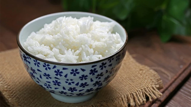 bai-viet/com-de-tu-lanh-duoc-bao-lau-giai-thich-chi-tiet.html