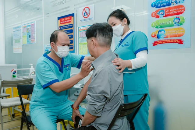 bai-viet/ghe-mua-bong-bang-thuoc-do-khach-hang-nhan-duoc-loi-khuyen-cuu-mang-tu-duoc-si-long-chau.html