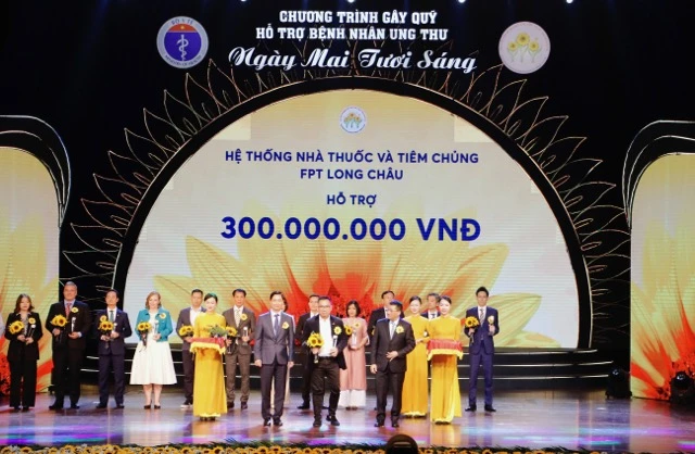 bai-viet/fpt-long-chau-trao-300-trieu-dong-cho-quy-ho-tro-benh-nhan-ung-thu.html