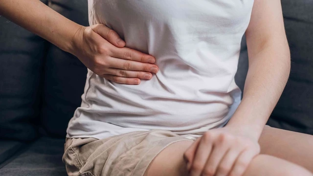 bai-viet/an-bung-duoi-ben-trai-thay-cuc-khong-dau-la-dau-hieu-cua-benh-gi.html