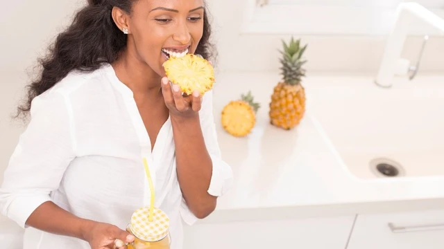 bai-viet/an-dua-co-noi-mun-khong-cach-an-dua-tot-nhat-cho-suc-khoe.html