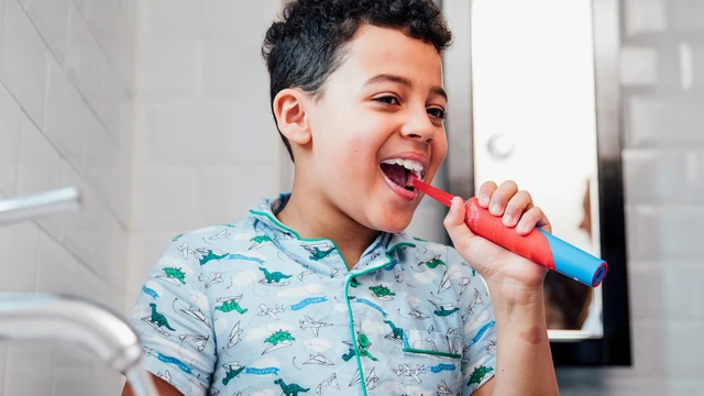 bai-viet/an-tam-khi-cho-be-dung-ban-chai-danh-rang-tre-em-oral-b-vitality-d12-disney-frozen.html