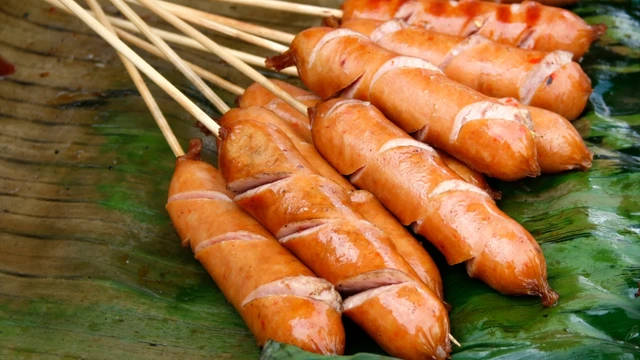 Ăn xúc xích có béo không? Những rủi ro sức khỏe khi ăn xúc xích
