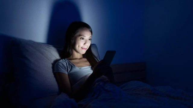 bai-viet/anh-sang-xanh-co-lam-den-da-khong-cach-han-che-anh-huong-cua-anh-sang-xanh-den-lan-da.html