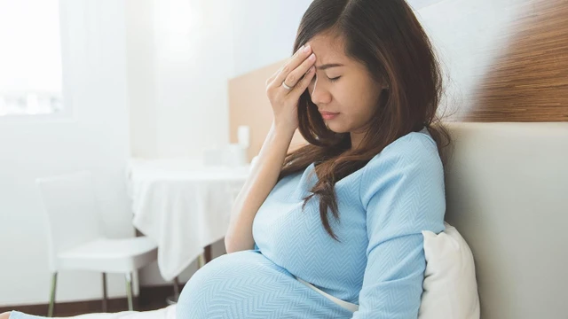 bai-viet/ba-bau-co-duoc-uong-thuoc-dau-dau-khong-cach-xu-tri-con-dau-dau-hieu-qua-an-toan.html