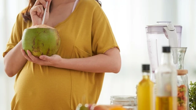 bai-viet/ba-bau-huyet-ap-cao-co-nen-uong-nuoc-dua-khong.html