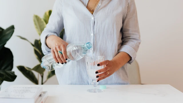 Bà bầu uống ít nước có sao không?