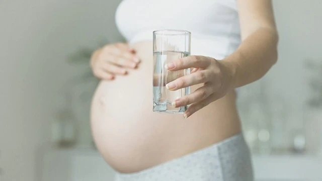 bai-viet/ba-bau-uong-nuoc-khoang-co-ga-duoc-khong-64562.html