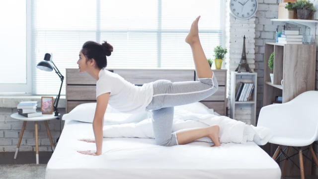 bai-viet/bai-tap-thon-gon-bap-chan-tren-giuong-va-luu-y-de-tang-cao-hieu-qua-72363.html