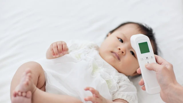 bai-viet/nen-mua-nhiet-ke-omron-hay-microlife-de-do-than-nhiet-chinh-xac-va-an-toan.html