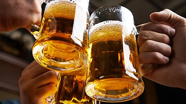 bai-viet/nhung-thong-tin-lien-quan-den-cau-hoi-bi-covid-uong-ruou-bia-co-sao-khong.html