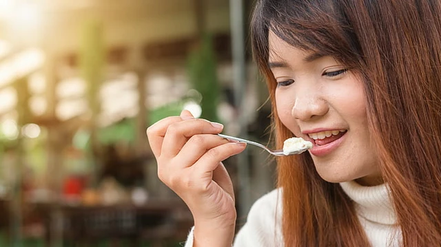 bai-viet/sau-sinh-co-duoc-an-kem-khong-nhung-dieu-can-luu-y-de-bao-ve-suc-khoe.html