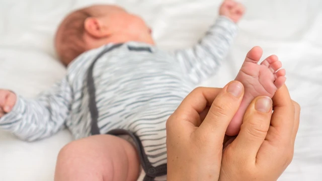 bai-viet/chi-tiet-ve-phuong-phap-bam-huyet-chua-nac-cut-cho-tre-so-sinh.html