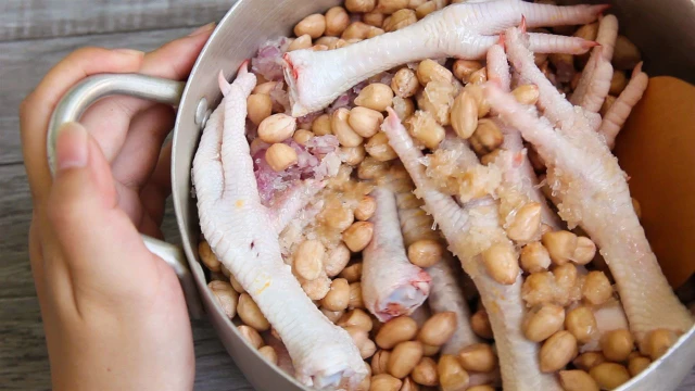 bai-viet/bat-mi-cach-lam-chan-ga-ham-dau-phong-tri-xuong-khop.html