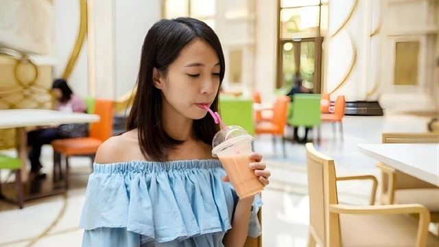 Bầu 3 tháng đầu uống trà sữa được không? Cách uống không hại sức khỏe