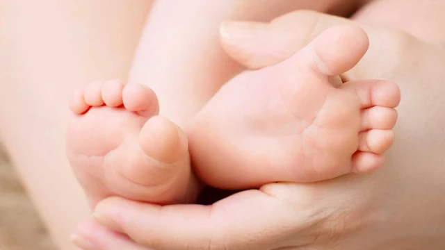 bai-viet/be-bi-dau-chan-khong-ro-nguyen-nhan-co-nguy-hiem-khong-bien-phap-giam-dau-cho-tre-nho.html