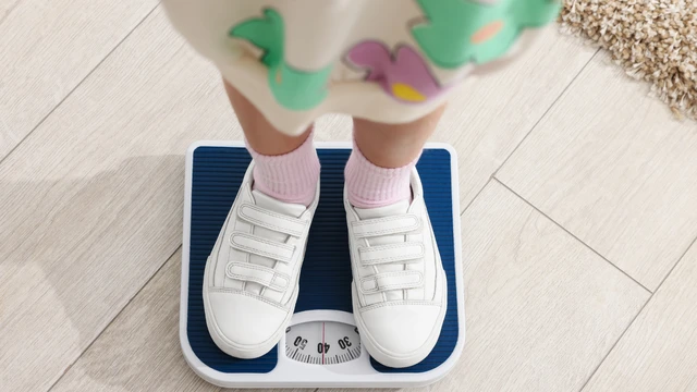 bai-viet/be-gai-2-tuoi-nang-bao-nhieu-kg-la-dat-chuan-cac-yeu-to-anh-huong-den-can-nang-cua-tre-2-tuoi.html