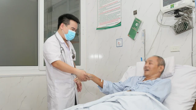 bai-viet/ha-noi-nguoi-dan-ong-51-tuoi-nga-guc-sau-khi-choi-tennis-vi-tac-mach-vanh-10009.html