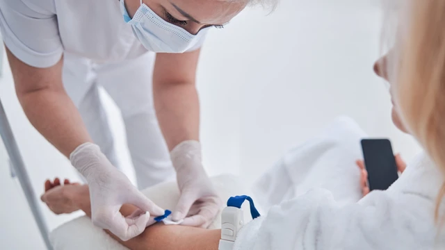 bai-viet/nhung-nguy-co-tiem-an-khi-tu-truyen-dich-tai-nha.html