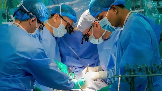 bai-viet/benh-vien-dai-hoc-y-duoc-tp-hcm-thuc-hien-thanh-cong-2-ca-ghep-tim-va-gan-trong-1-dem-10009.html