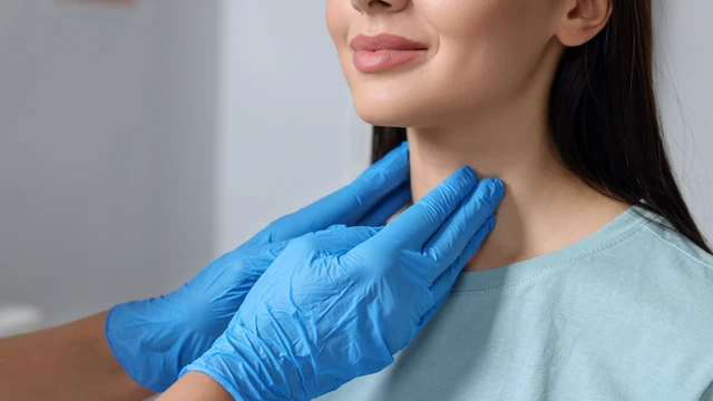 Bị bướu cổ có nên ăn muối iốt không? Iốt ảnh hưởng như thế nào đến các bệnh lý tuyến giáp?