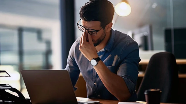 bai-viet/bi-can-ngoi-truoc-may-co-nen-deo-kinh-hay-khong.html