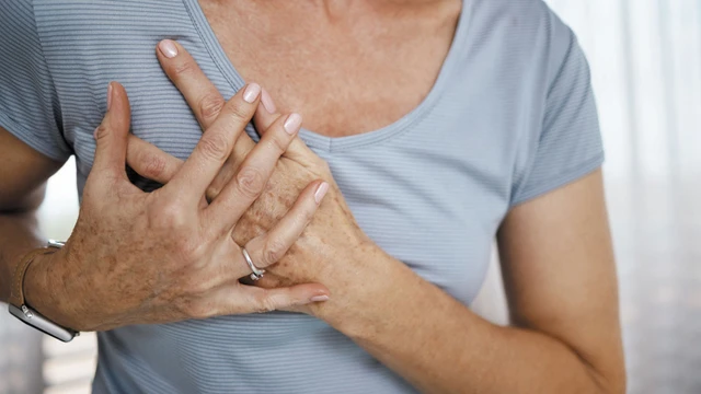 bai-viet/bi-dau-nguc-ben-phai-o-nu-co-sao-khong.html