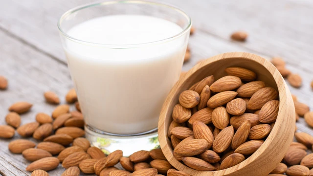 Bị xuất huyết dạ dày uống sữa gì? Cần lưu ý những gì khi sử dụng