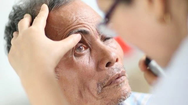 bai-viet/bien-chung-tieu-duong-o-mat-bieu-hien-va-cach-khac-phuc.html