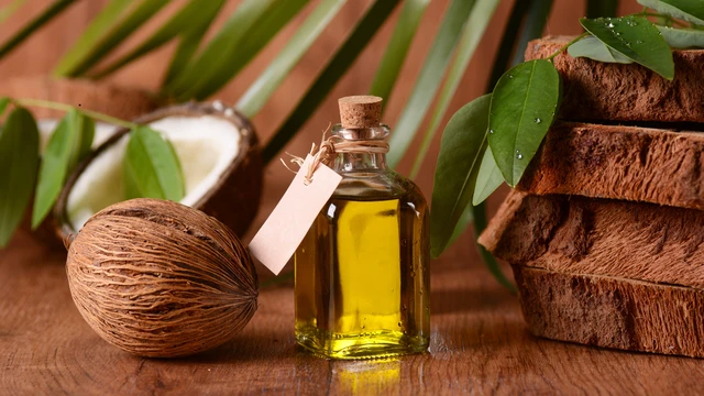 Bôi dầu dừa lên môi để qua đêm được không? Lợi ích khi sử dụng dầu dừa để dưỡng môi