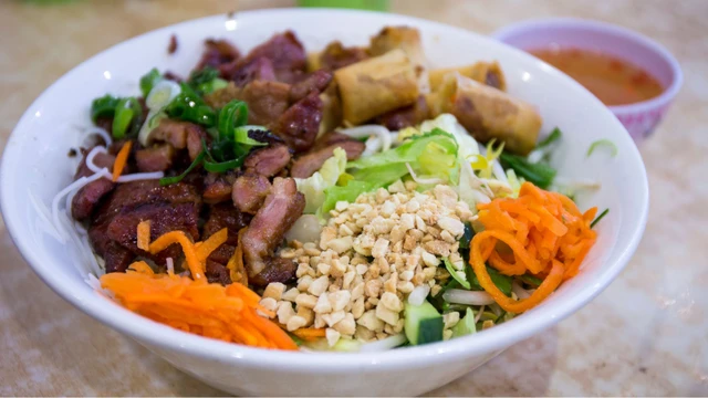 Bún thịt nướng bao nhiêu calo? Cách ăn an toàn, không gây tăng cân