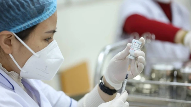 bai-viet/cac-doi-tuong-nguy-co-cao-nen-tiem-vac-xin-covid-19-mui-nhac-lai-73227.html