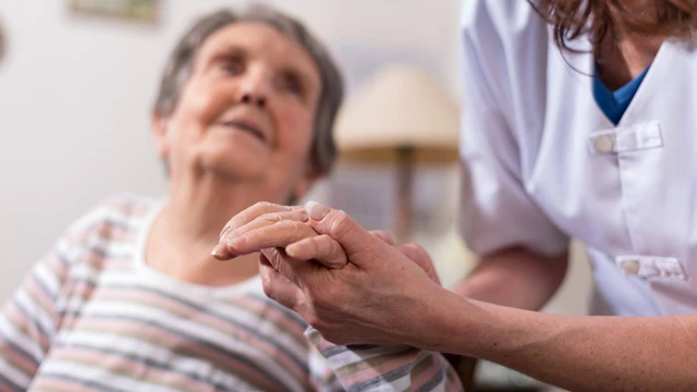 bai-viet/cach-cho-nguoi-liet-di-ve-sinh-thuan-tien-va-dam-bao-an-toan.html