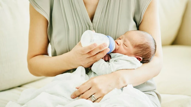 bai-viet/huong-dan-cach-cho-tre-so-sinh-bu-binh-khong-bi-tro.html