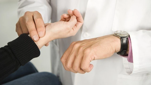 bai-viet/cach-do-nhip-tim-tai-nha-an-toan-va-chinh-xac.html