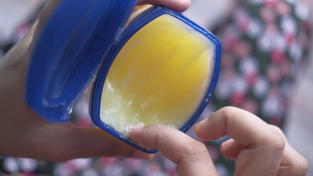 Cách dưỡng da tay bằng vaseline tại nhà hiệu quả - Những lưu ý khi dưỡng da tay bằng vaseline bạn nên biết