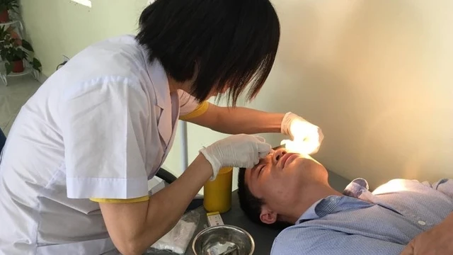 bai-viet/cach-lay-di-vat-trong-mat-an-toan-tai-nha-65850.html