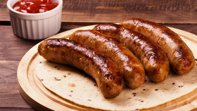 bai-viet/cach-ra-dong-xuc-xich-nhanh-chong-cho-bua-an-thinh-soan.html