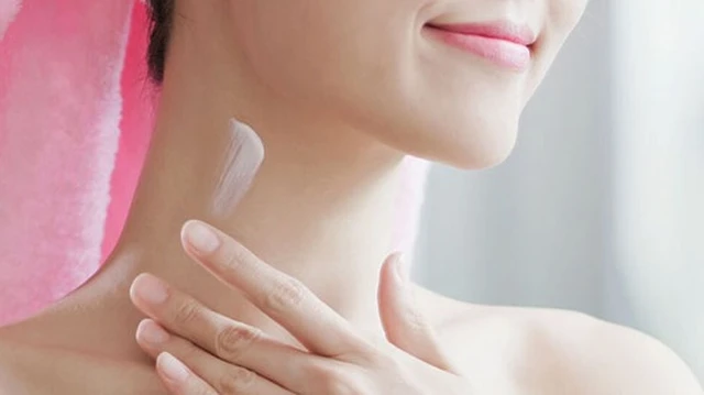 bai-viet/cach-thoa-kem-vung-co-sao-cho-dung-huong-dan-chi-tiet-cham-soc-vung-da-co-50912.html