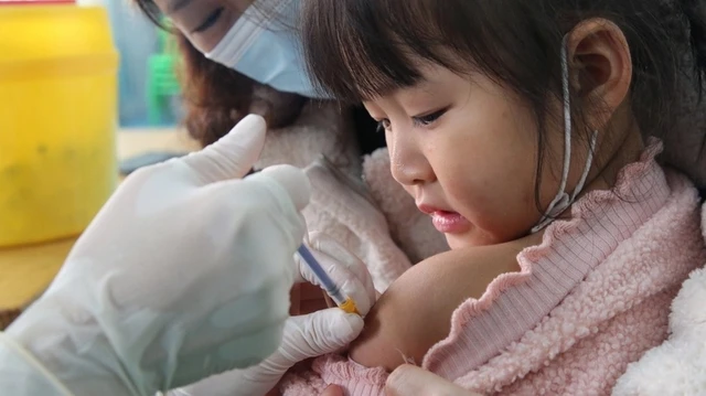 bai-viet/cach-xu-tri-tinh-trang-nong-sot-kem-tieu-chay-o-tre-em-nhu-the-nao.html