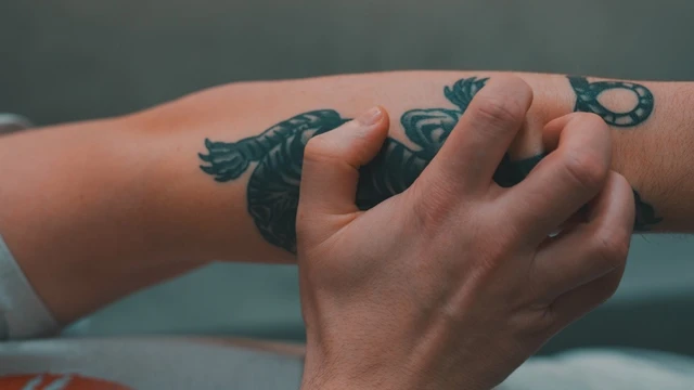 bai-viet/cam-giac-vung-da-hinh-xam-bi-ngua-phai-lam-sao.html