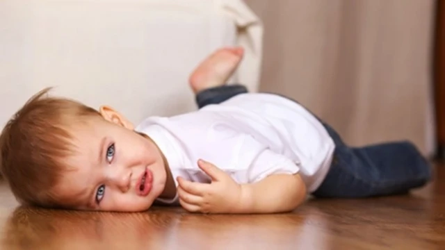 bai-viet/can-lam-gi-khi-tre-bi-nga-dap-tran-xuong-dat-60865.html