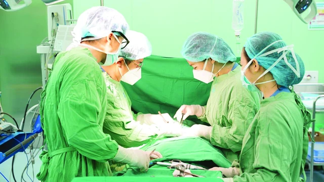 bai-viet/cat-co-vong-duoi-thuc-quan-noi-soi-qua-duong-mieng-poem-duoc-thuc-hien-nhu-the-nao.html