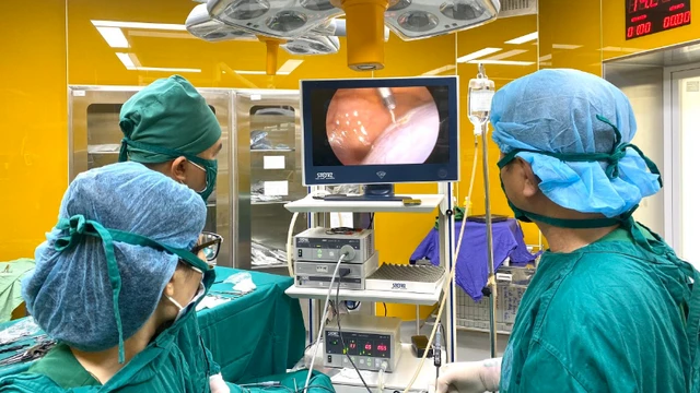 bai-viet/chi-phi-mo-u-nang-buong-trung-khi-mo-ho-va-noi-soi-nhu-the-nao-69538.html